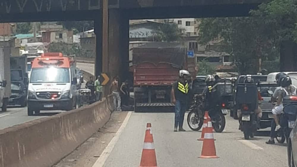 Motociclista tem perna esmagada ao ser atingida por carreta no Anel Rodoviário