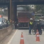 Motociclista tem perna esmagada ao ser atingida por carreta no Anel Rodoviário
