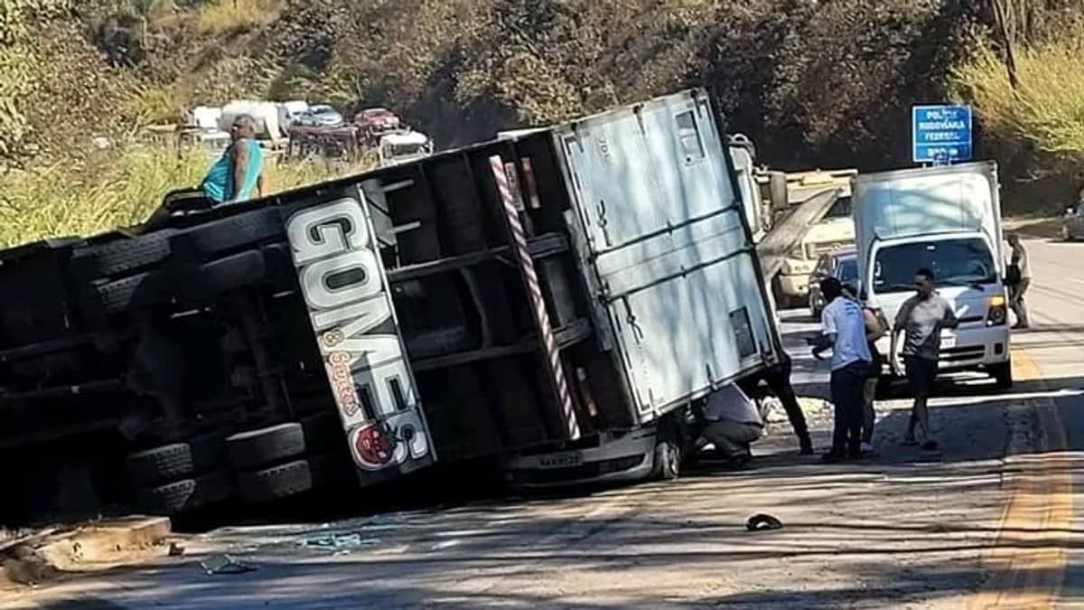 Carreta tomba, “esmaga” caminhonete e interdita a BR-040