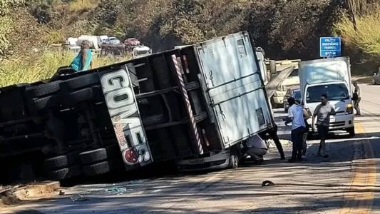 O trecho da via está interditado e não há informações sobre liberação