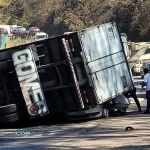 Carreta tomba, “esmaga” caminhonete e interdita a BR-040