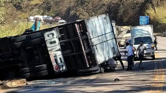 O trecho da via está interditado e não há informações sobre liberação