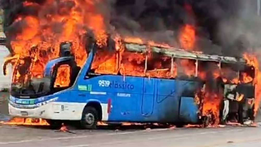 Veja imagens do incêndio em ônibus que levava atletas do Vasco na BR-040, em Minas