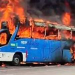 Veja imagens do incêndio em ônibus que levava atletas do Vasco na BR-040, em Minas