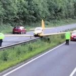 Vídeo: avião faz pouso de emergência em rodovia após pane