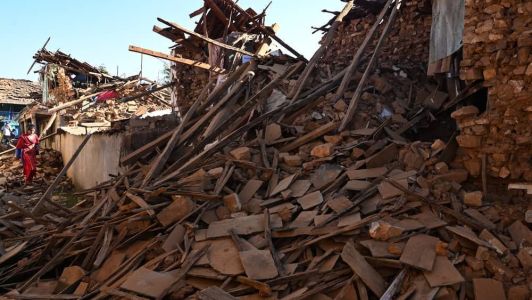O tremor sacudiu dois distritos remotos no oeste do país e, de acordo com o serviço de geologia dos Estados Unidos, teve uma profundidade de apenas 18 quilômetros.