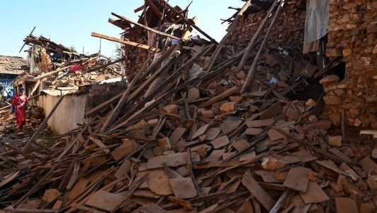 O tremor sacudiu dois distritos remotos no oeste do país e, de acordo com o serviço de geologia dos Estados Unidos, teve uma profundidade de apenas 18 quilômetros.
