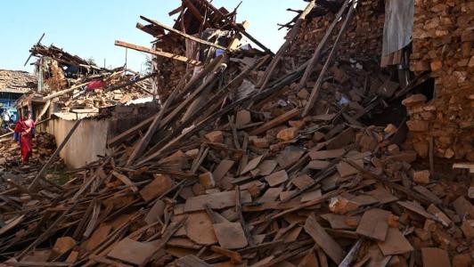 O tremor sacudiu dois distritos remotos no oeste do país e, de acordo com o serviço de geologia dos Estados Unidos, teve uma profundidade de apenas 18 quilômetros.