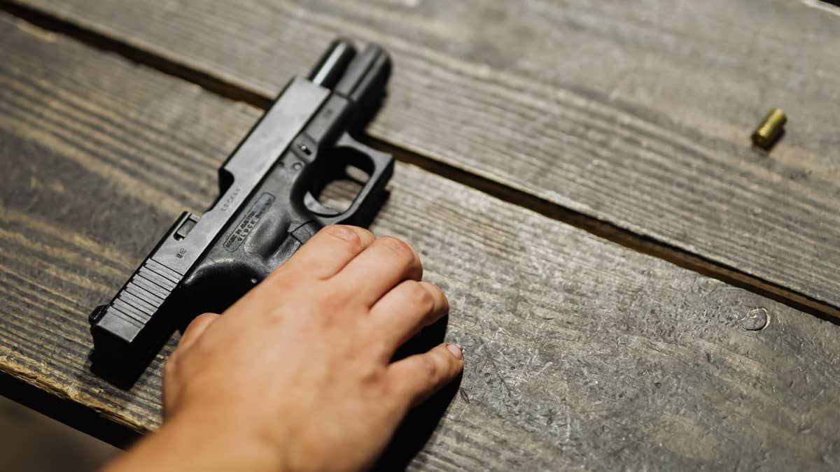 Polícia prende suspeitos de invadir casa e matar jovem de 22 anos a tiros em Minas