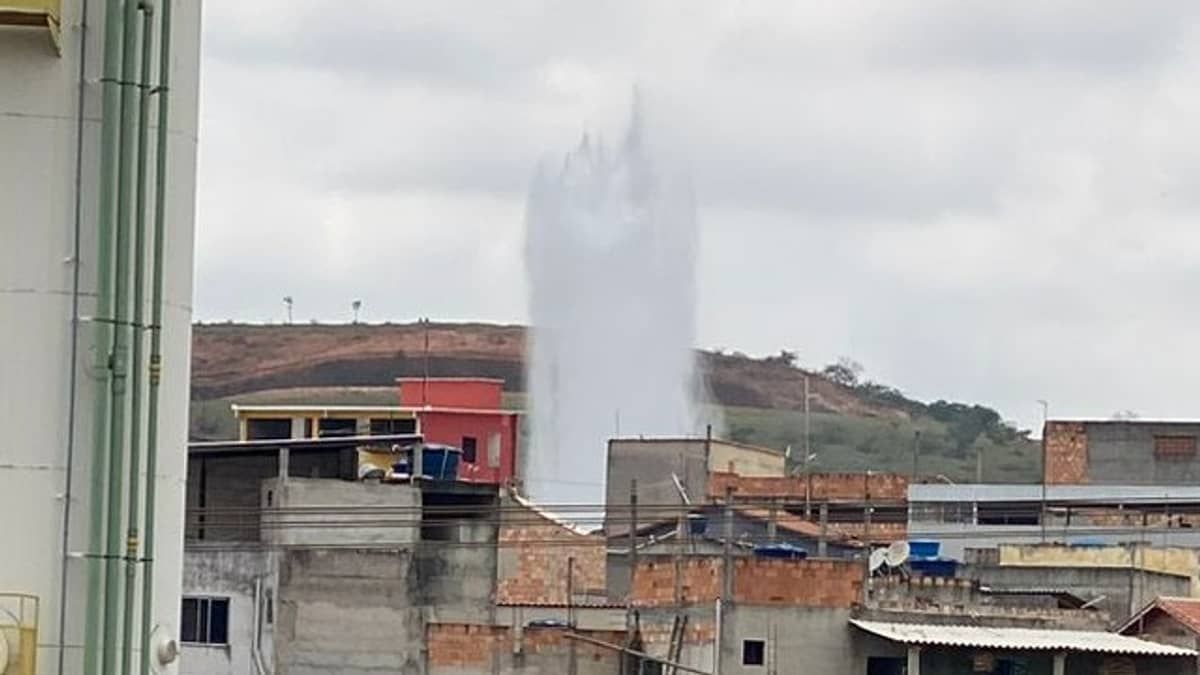 Vídeo: estouro de adutora causa vazamento gigante na Grande BH