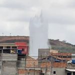 Vídeo: estouro de adutora causa vazamento gigante na Grande BH