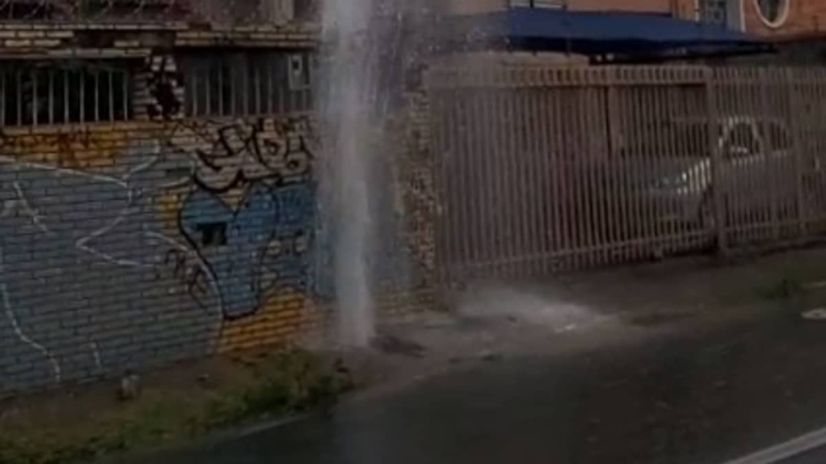 Vídeo: vazamento de água preocupa moradores do bairro Padre Eustáquio, em BH