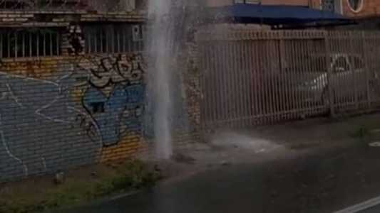 O vazamento começou na tarde desta sexta-feira (20)