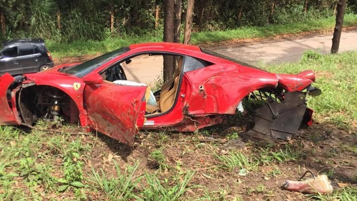 Ferrari fica completamente destruída após acidente na BR-040; veja imagens