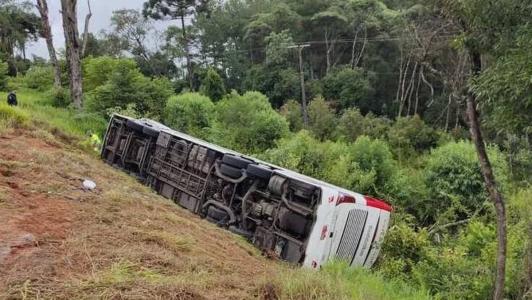 O veículo é da Viação Catarinense e fazia um trajeto entre Florianópolis (capital de Santa Catarina) e Foz do Iguaçu, no oeste do Paraná