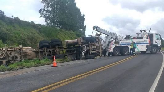 O veículo está sendo removido do trecho