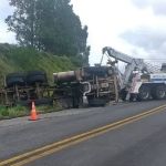 Motorista morre após carreta com 34 toneladas de cimento tombar na MG-290