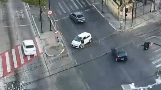 O veículo ficou parado no trecho com os pneus furados