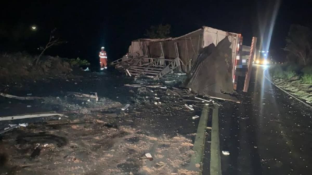 Carreta carregada com vidro tomba na MG-413 e derrama óleo na pista