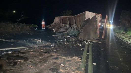 O veículo perdeu os freios e a caixa de câmbio da carreta estava quebrada