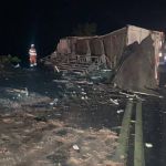 Carreta carregada com vidro tomba na MG-413 e derrama óleo na pista