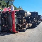Carreta invade contramão ao tombar na BR-262, em Betim; veja imagens