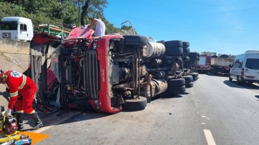 O veículo tentou fazer uma curva e perdeu o controle