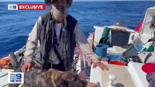 O velejador e a cadela sobreviveram comendo peixe cru e bebendo água da chuva
