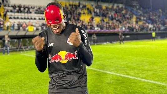 Mosquera na saída de campo: atacante fez dois nos 4 a 0 do Bragantino sobre o Flamengo