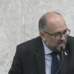 Quem é Adriano Santos, suplente do vereador cassado por racismo?