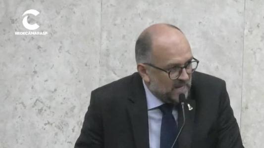 O vereador Adriano Santos (PSB), plenário da Câmara de SP na sessão de posse.