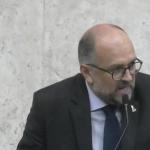 Quem é Adriano Santos, suplente do vereador cassado por racismo?