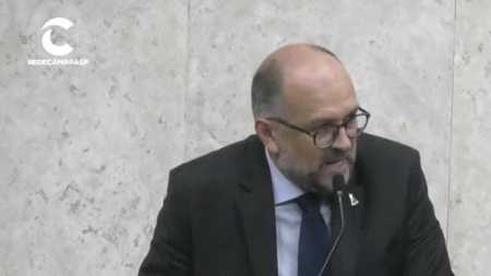 O vereador Adriano Santos (PSB), plenário da Câmara de SP na sessão de posse.