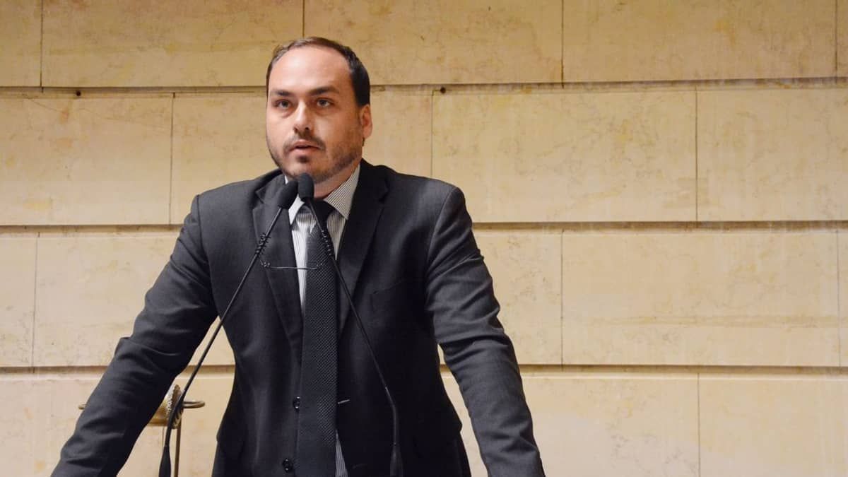 PF nega renovação do porte de arma de Carlos Bolsonaro