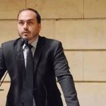 Carlos Bolsonaro pede que parem de comentar possibilidade de prisão do pai