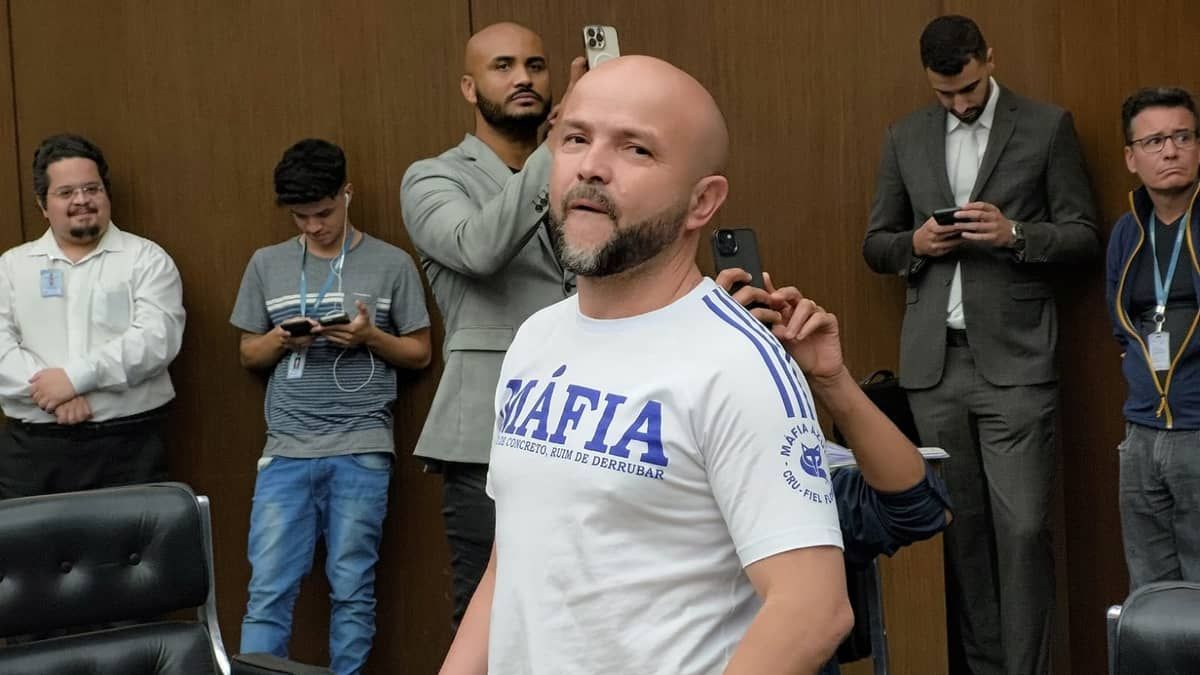 Em dia de votação da Arena MRV, vereador de BH usa camisa da Máfia Azul e é provocado pela Galoucura