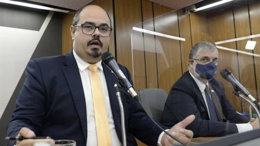 O vice-governador, Mateus Simões (Novo)