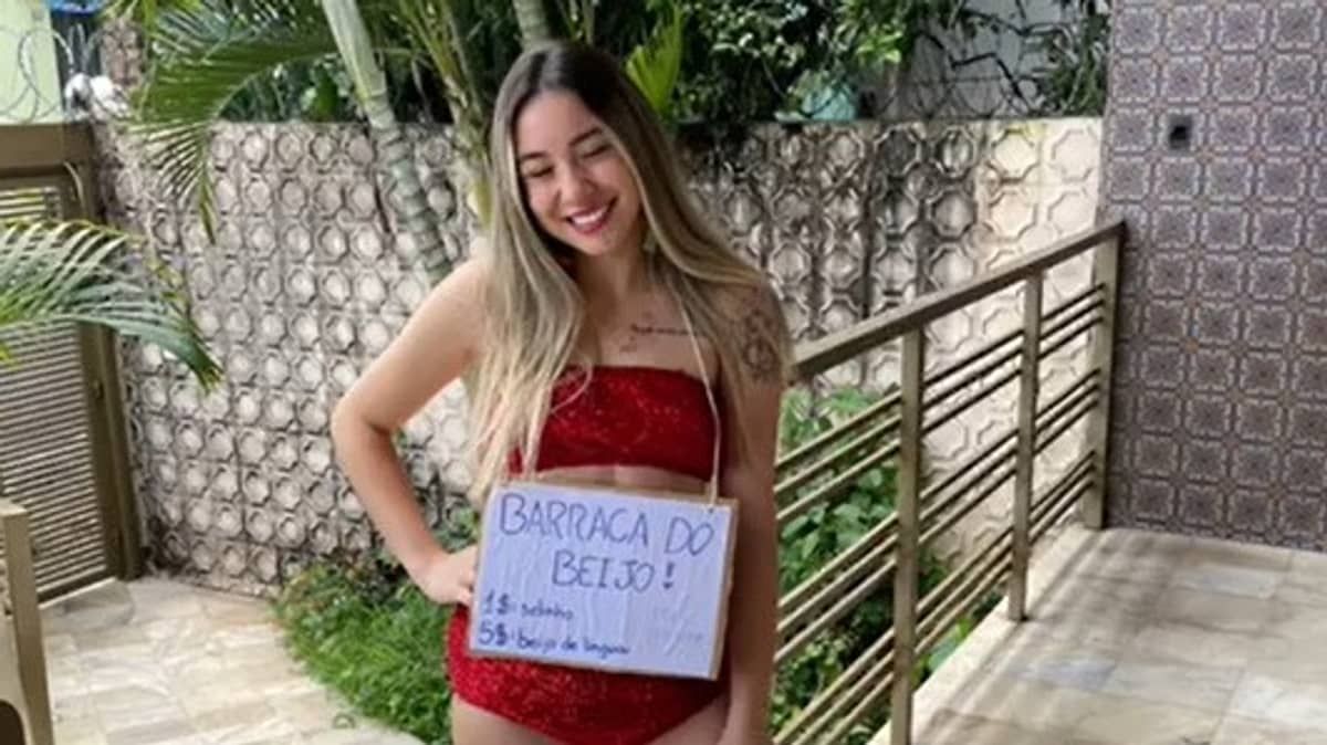 Mineira viraliza com fantasia de “Barraca do Beijo” no Carnaval de BH