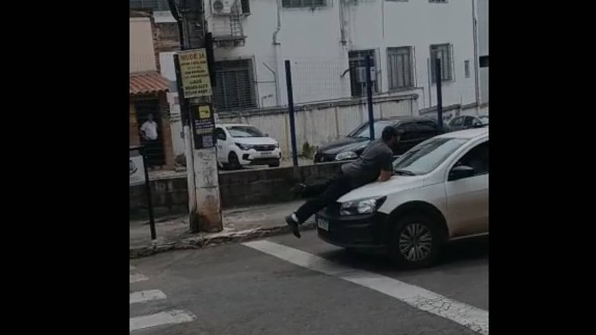 Vídeo: briga de trânsito termina com homem arrastado em capô de caminhonete em Conselheiro Lafaiete, em Minas