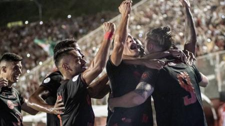 O Vitória venceu o Ceará com gol de pênalti marcado por Léo Gamalho