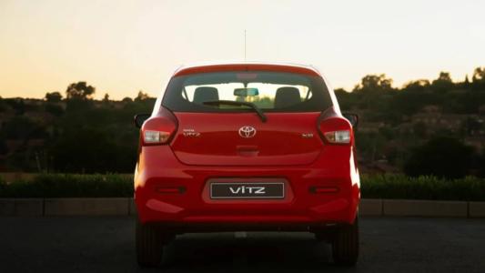 O Vitz é menor e menos potente que o Renault Kwid, atualmente carro mais barato do Brasil