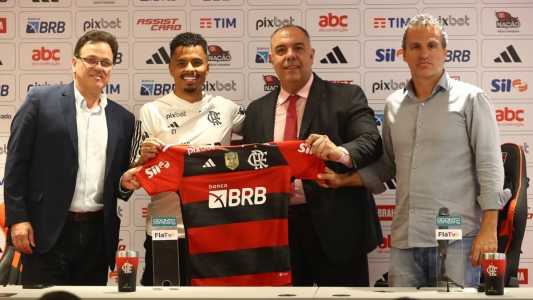 O volante Allan em sua apresentação oficial no Flamengo