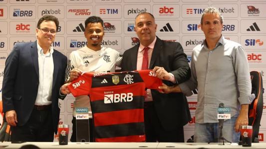 O volante Allan em sua apresentação oficial no Flamengo