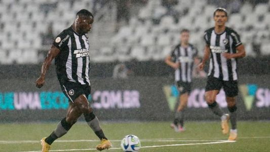 O volante Kayque em ação pelo Botafogo no Nilton Santos