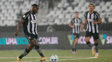 O volante Kayque em ação pelo Botafogo no Nilton Santos