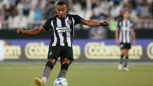 O volante Marlon Freitas em ação pelo Botafogo em 2023