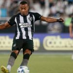 Meia supera início difícil e projeta evolução junto ao Botafogo