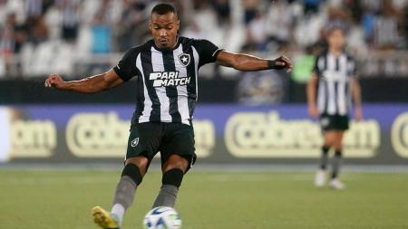 O volante Marlon Freitas em ação pelo Botafogo em 2023