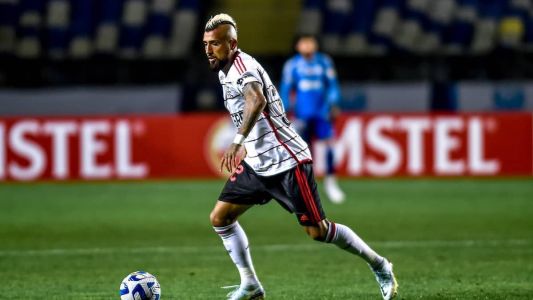 O volante Vidal em ação pelo Flamengo em 2023