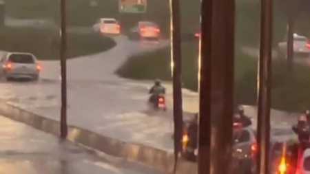 O volume de água acumulado no Anel Rodoviário chegou a cobrir as rodas de alguns carros que passavam no local